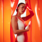 LELO | Mona Spectra – Masajeador wellness con luz roja – Vibrador de punto G con SmoothRise™ – Blanco
